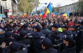 Agentes de policía bloquean una calle durante una protesta antigubernamental en Chisináu, Moldavia (REUTERS/Vladislav Culiomza)