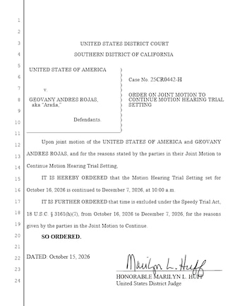 La jueza federal Marilyn L. Huff aceptó la solicitud y formalizó el aplazamiento mediante una orden firmada el 15 de octubre de 2026 - crédito X