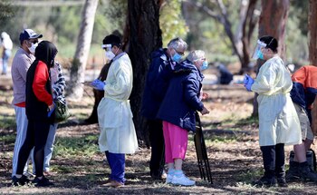 Personal sanitario toma datos de