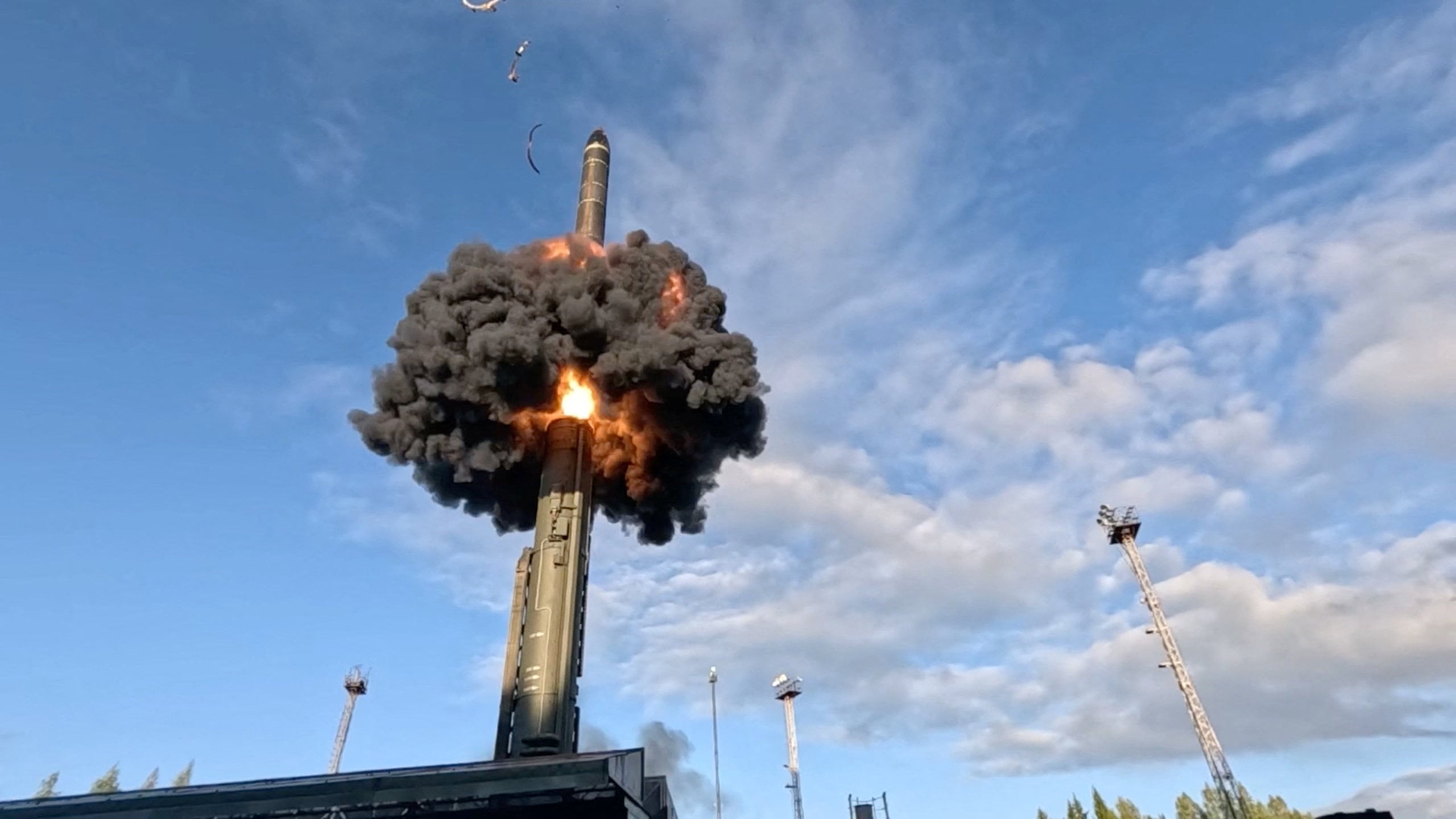 Lanzamiento de prueba de un misil balístico intercontinental ruso en el cosmódromo de Plesetsk, en la región de Arcángel (Rusia) (Ministerio de Defensa de Rusia/Imagen facilitada vía REUTERS)