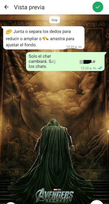 Pantalla de teléfono con vista previa de fondo. Muestra póster de Doctor Doom de espaldas con capa verde, frente a orbe grande. Dos burbujas de chat se superponen