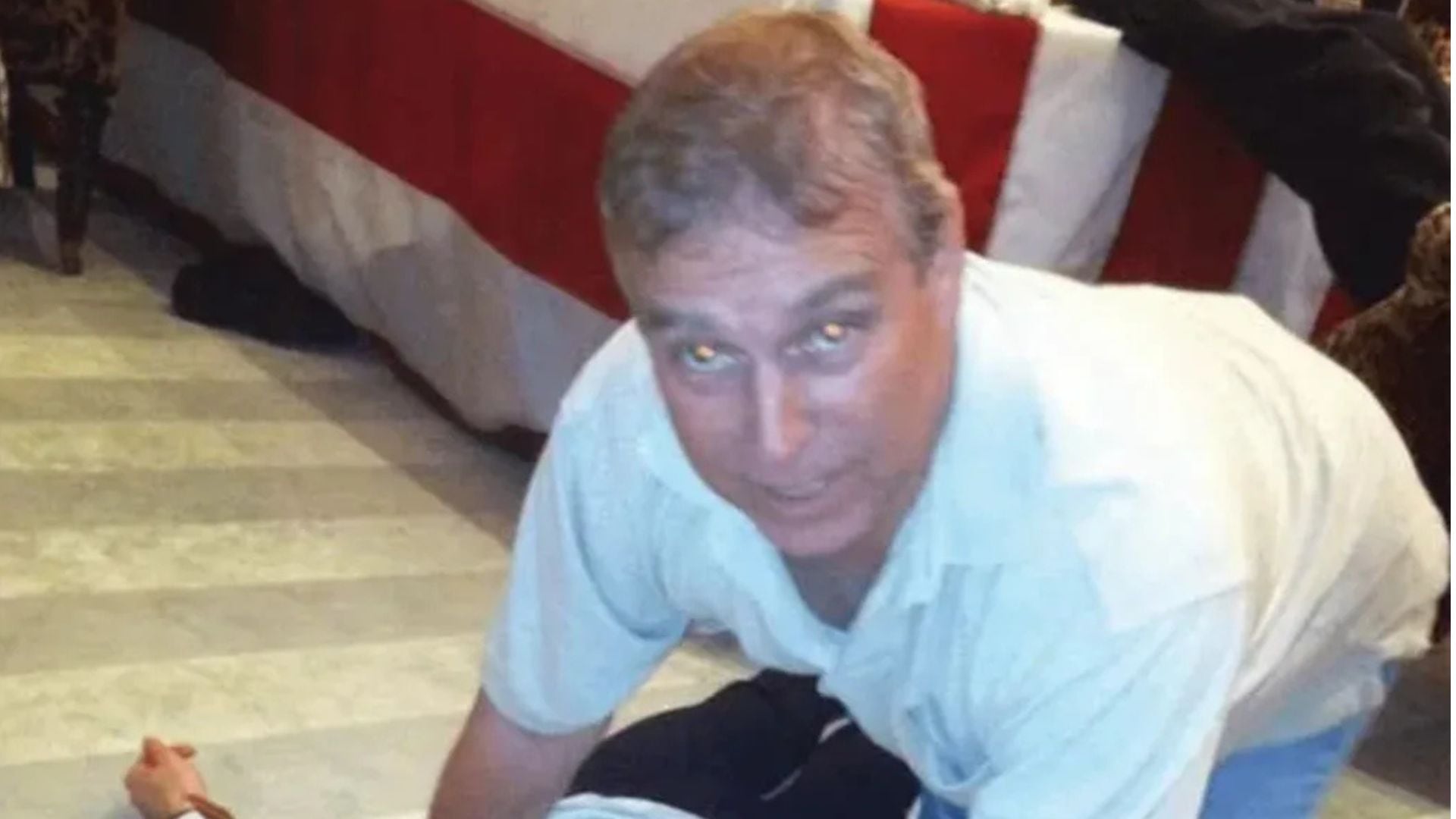 Andrew Mountbatten-Windsor en una de las imágenes de los archivos de Epstein (Departamento de Justicia de los Estados Unidos).