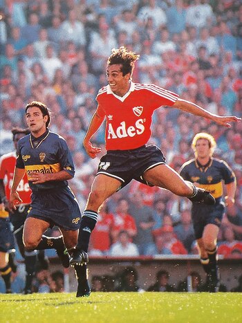 Rambert ya definió por arriba del Mono Navarro Montoya y palpita el inminente gol. Detrás aparecen Gamboa y Fabbri, lejos de la jugada