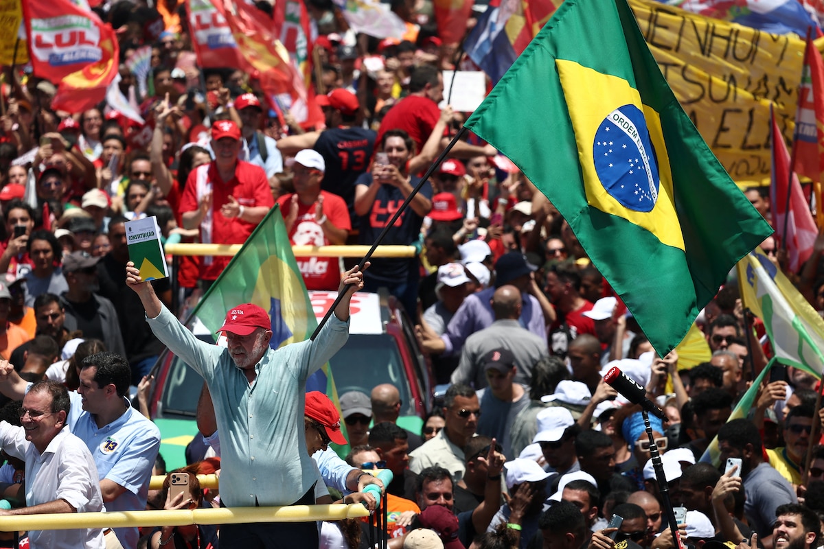 Lula da Silva durante su actividad de campaña en Copacabana, Río de Janeiro