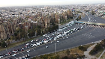 Drone-corte-camiones-transportistas-Autopista-Buenos-Aires-La-Plata-gasoil