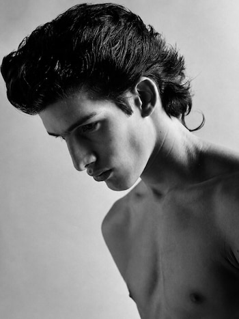 Iván de Pineda en un retrato de perfil sin camisa, en la producción "Top Boy" fotografiada por Bruce Weber para L'Uomo Vogue