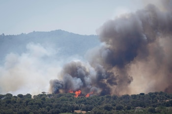 Columna de humo del incendio forestal que se ha declarado en La Bisbal d'Empordà (Girona). (EFE/ David Borrat)