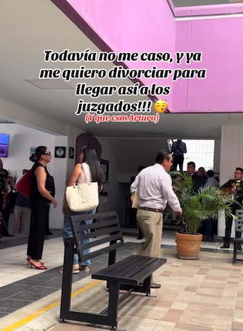 La grabación mostró a la protagonista disfrutando la música mientras varias personas se unían al ambiente.