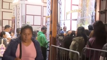 Cientos de fieles acudieron desde la madrugada a la Basílica y Convento de San Francisco para rendir homenaje a San Judas Tadeo - Créditos: Captura de pantalla de América TV.