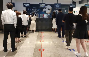 La gente espera en una