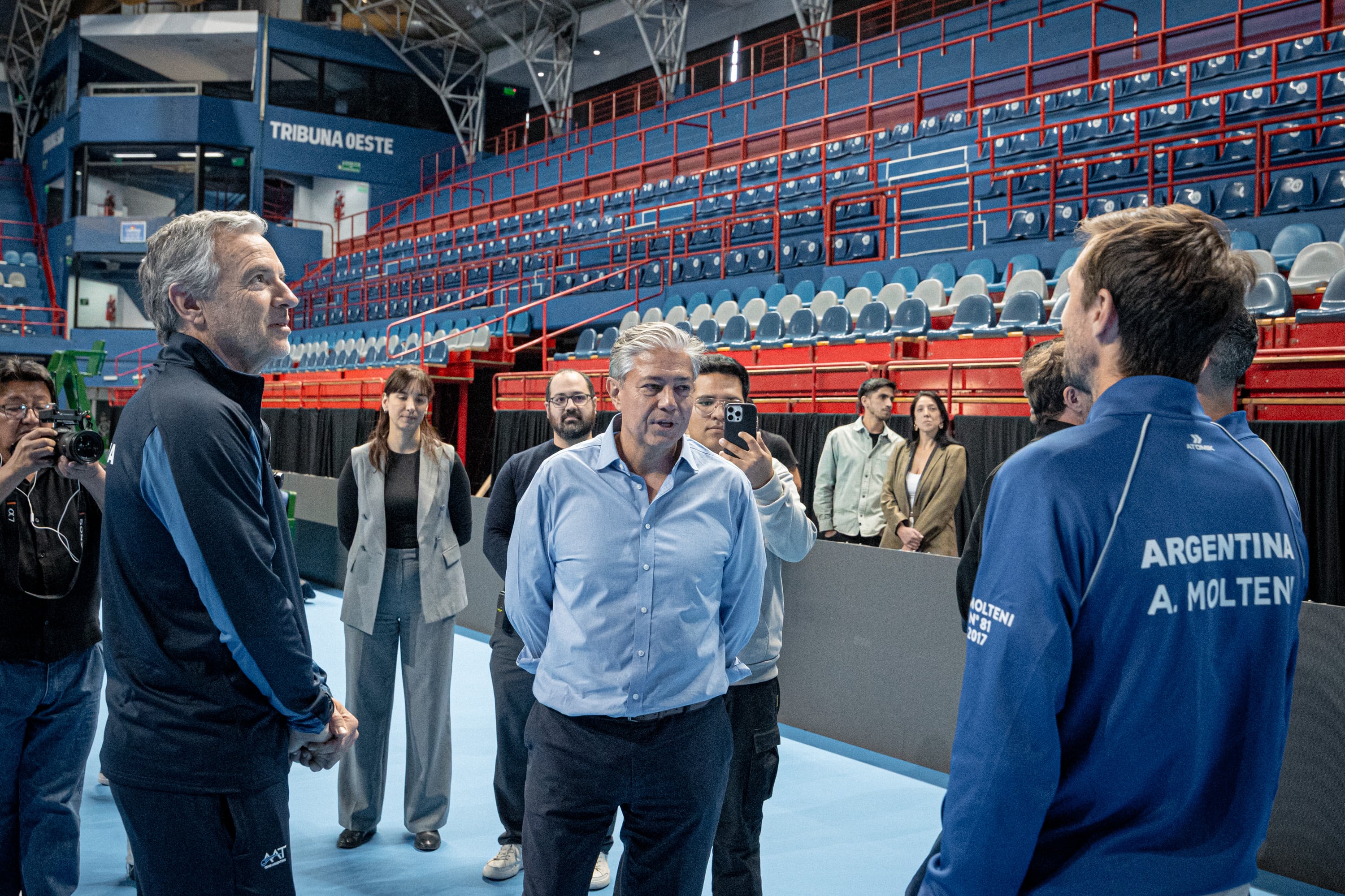 El capitán argentino, Javier Frana junto al gobernador de Neuquén Rolando Figueroa en el Estadio Ruca Che de Neuquén (Crédito: AAT)