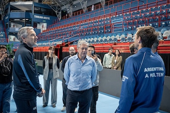 El capitán argentino, Javier Frana junto al gobernador de Neuquén Rolando Figueroa en el Estadio Ruca Che de Neuquén (Crédito: AAT)