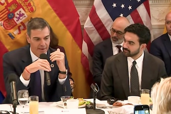 Captura de video cedido por la Oficina del Alcalde de la Ciudad de Nueva York, que muestra al jefe del Gobierno español, Pedro Sanchez (i), hablando junto al alcalde de Nueva York, Zohran Mamdani, este miércoles en Nueva York (Estados Unidos). (EFE/ Oficina del Alcalde de la Ciudad de Nueva York)