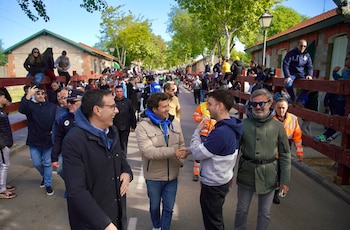 El alcalde de Las Rozas, José de la Uz (en el centro), en las fiestas de Las Matas