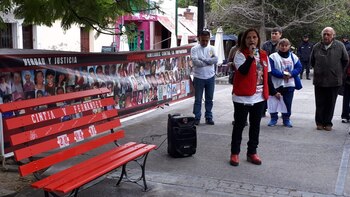 El banco rojo que se