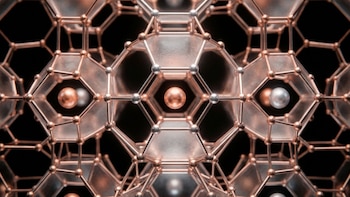 Primer plano de una estructura cristalina de clatrato cúbico tipo-I. Esferas metálicas de cobre y plata se conectan por barras translúcidas, formando una red geométrica sobre fondo negro