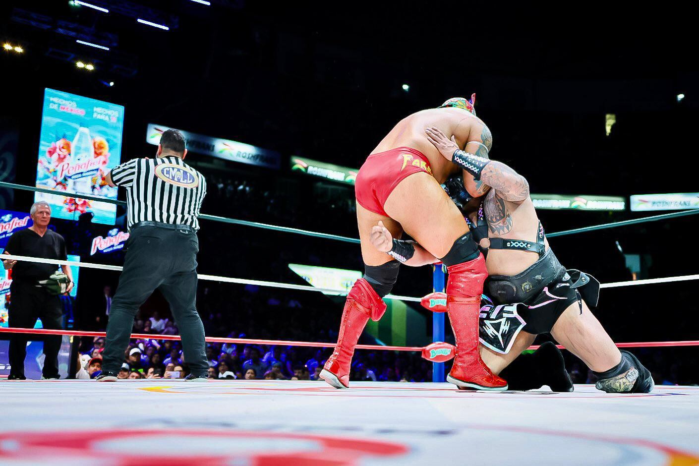 La estrella de All Elite Wrestling regresó con polémica incluida, derrotando con trampa al ídolo tapatío en el evento estelar del CMLL (Cortesía : CMLL)