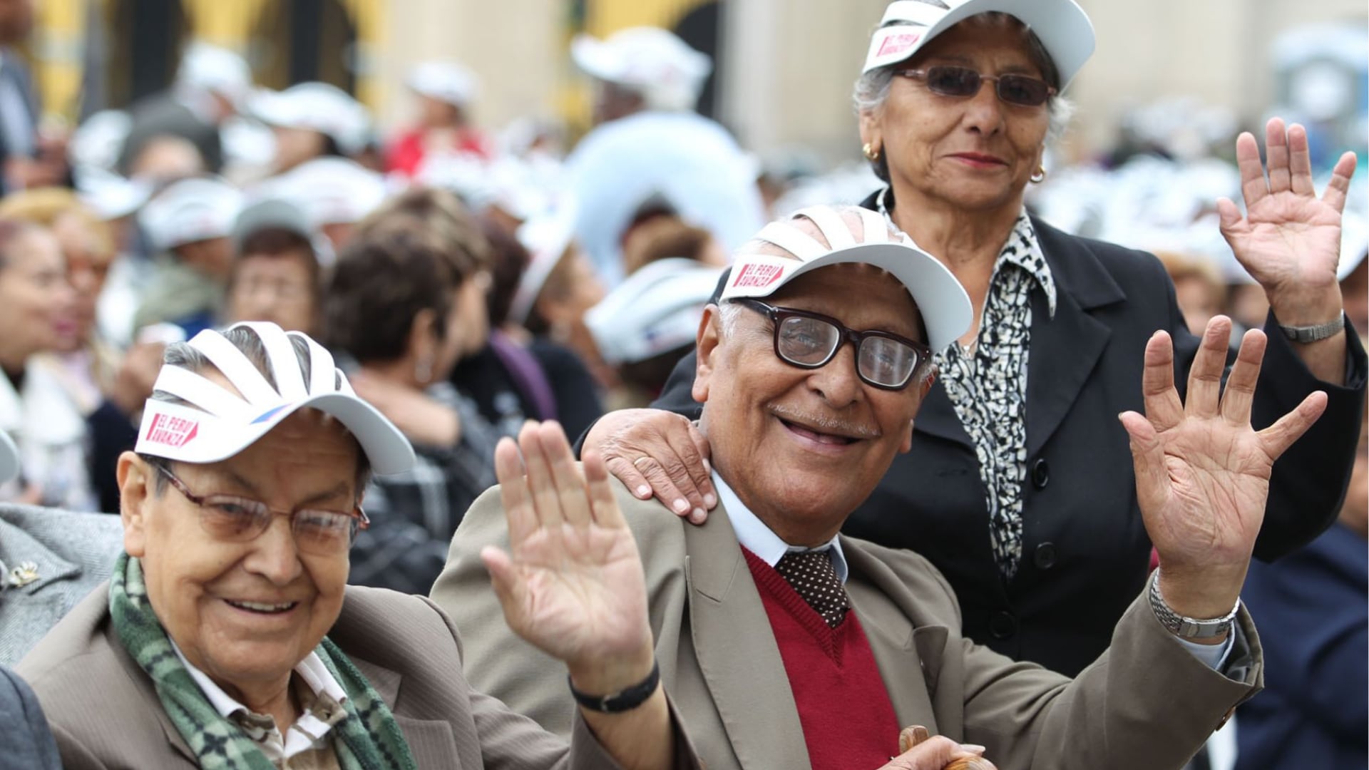 Adultos mayores peruanos, con gorras que llevan la leyenda
