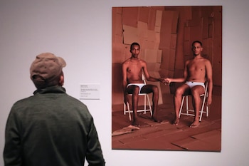 Una persona observa la exposición