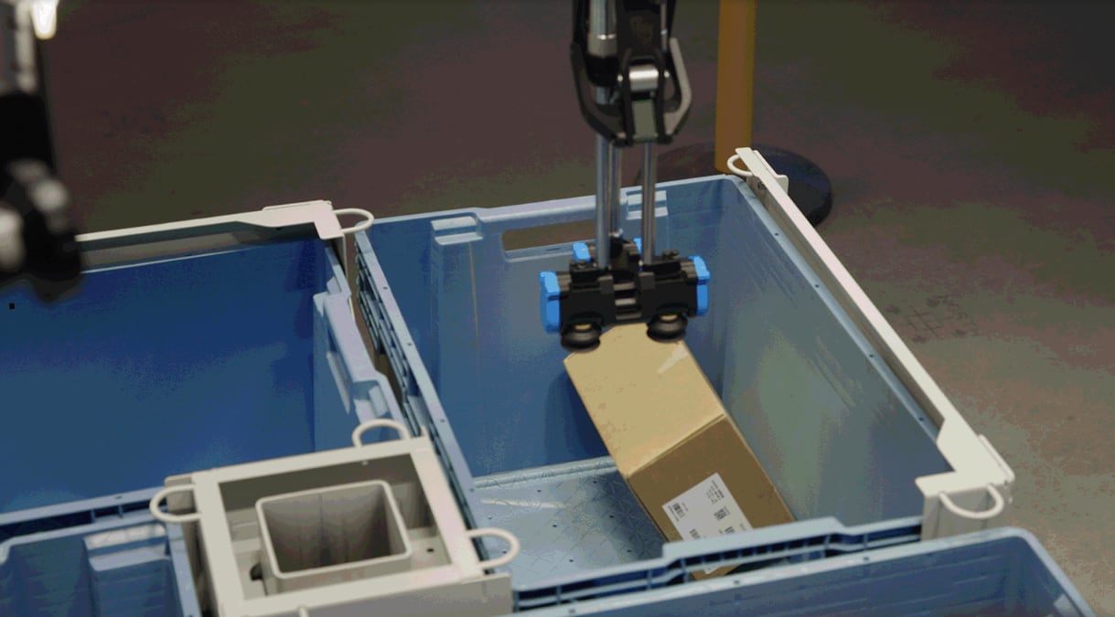 Los brazos robóticos Robin, Cardinal y Sparrow incorporan inteligencia artificial para clasificar, acomodar y mover paquetes dentro de las instalaciones. (Foto: Amazon)