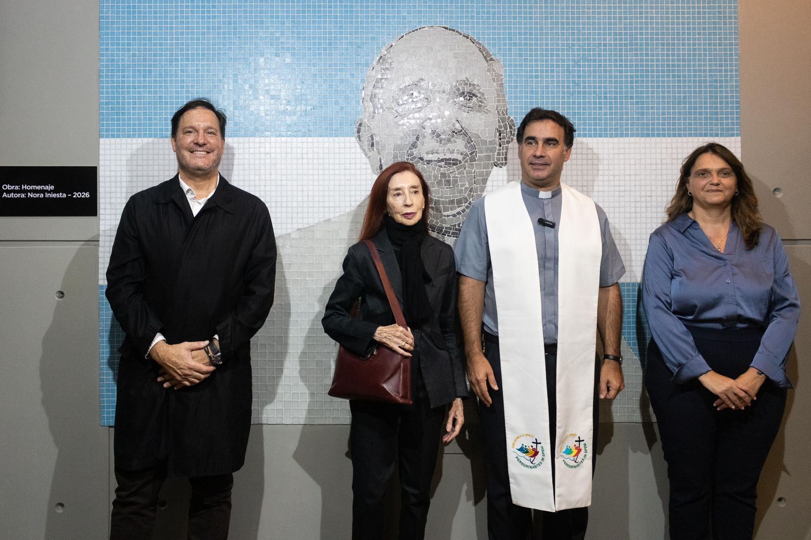 En la ceremonia de inauguración, el párroco Martín Bourdieu bendijo la pieza artística dedicada al Papa Francisco en el subte de Buenos Aires