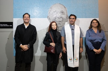 En la ceremonia de inauguración, el párroco Martín Bourdieu bendijo la pieza artística dedicada al Papa Francisco en el subte de Buenos Aires