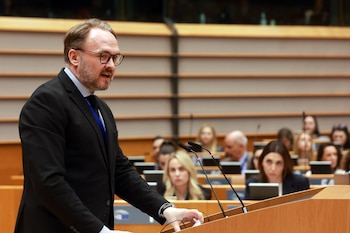 El comisario europeo de Energía y Vivienda, Dan Jorgensen, participa en un debate sobre la seguridad, la independencia y el suministro energético de la UE durante una sesión plenaria en el Parlamento Europeo en Bruselas, Bélgica, en marzo de 2026. / EFE - EPA - Oliver Hoslet