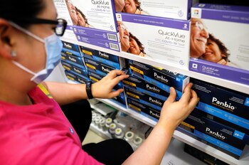 España vive una fiebre por los test de antígenos. En estos días, se están vendiendo casi un millón y medio de pruebas por semana por la necesidad de acudir a las cenas y eventos de fin de año testeado (Reuters)