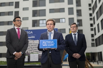 El alcalde de Madrid, José Luis Martínez-Almeida; el presidente de la EMVS, Álvaro González, y el concejal de Villaverde, Orlando Chacón, en la entrega de llaves de una promoción de viviendas de alquiler asequible en 2025. (Alberto Ortega / Europa Press)