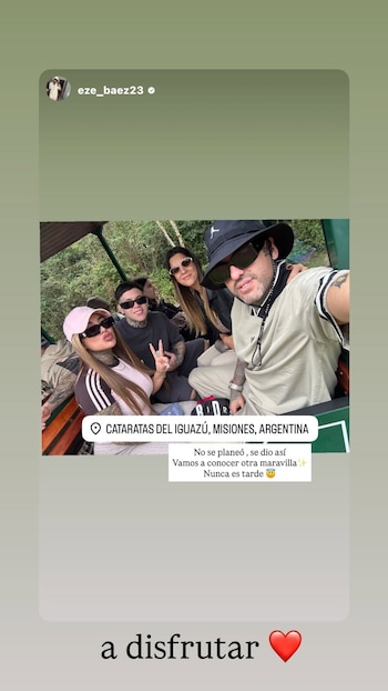 Tamara Báez, su pareja y dos acompañantes en un tren turístico en las Cataratas del Iguazú, con frondosa vegetación de fondo