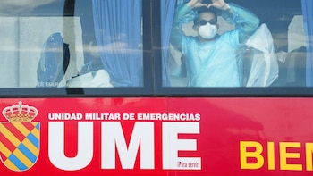 Hantavirus, última hora del brote en el crucero MV Hondius, en directo | Los últimos 28 ocupantes desembarcan y son trasladados al aeropuerto de Tenerife Sur y el buque zarpa hacia Países Bajos