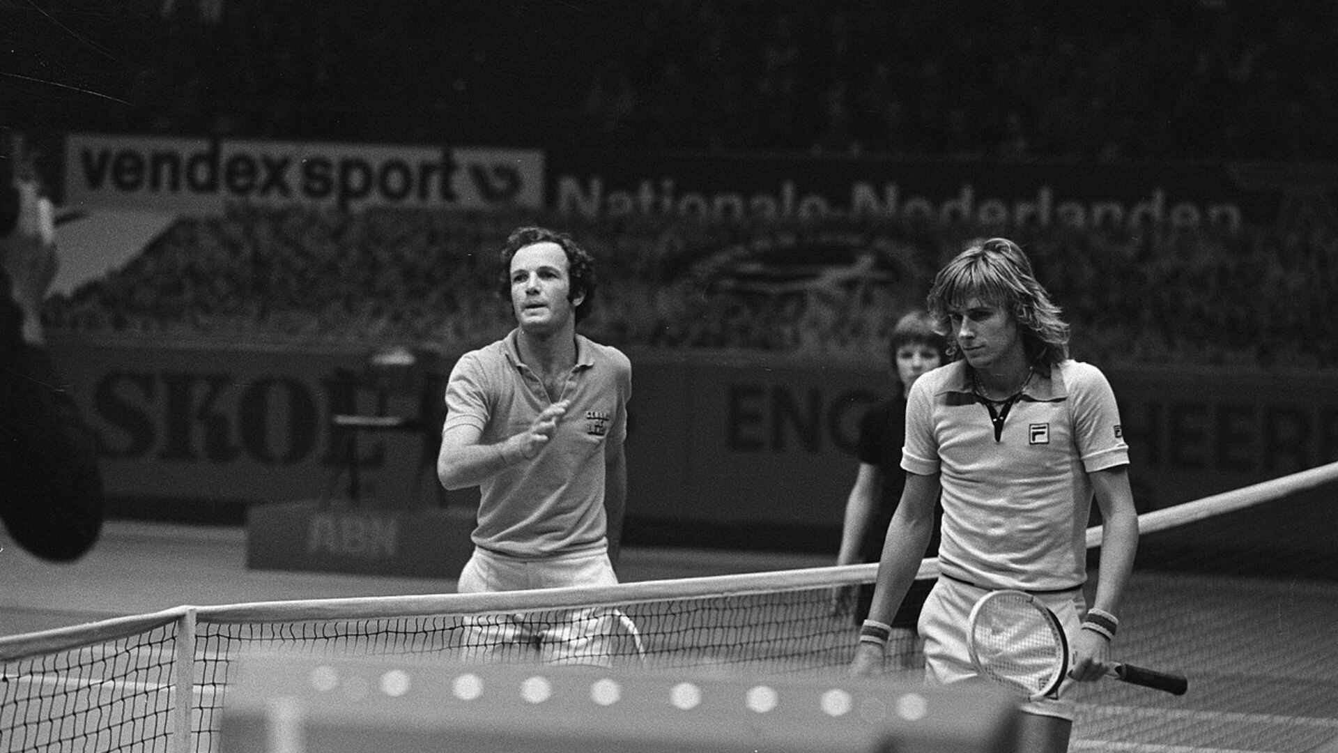 Borg jugando contra Tom Okker en el Abierto de Rotterdam en 1975 (foto: Wikipedia)