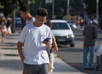 Una persona usa su teléfono