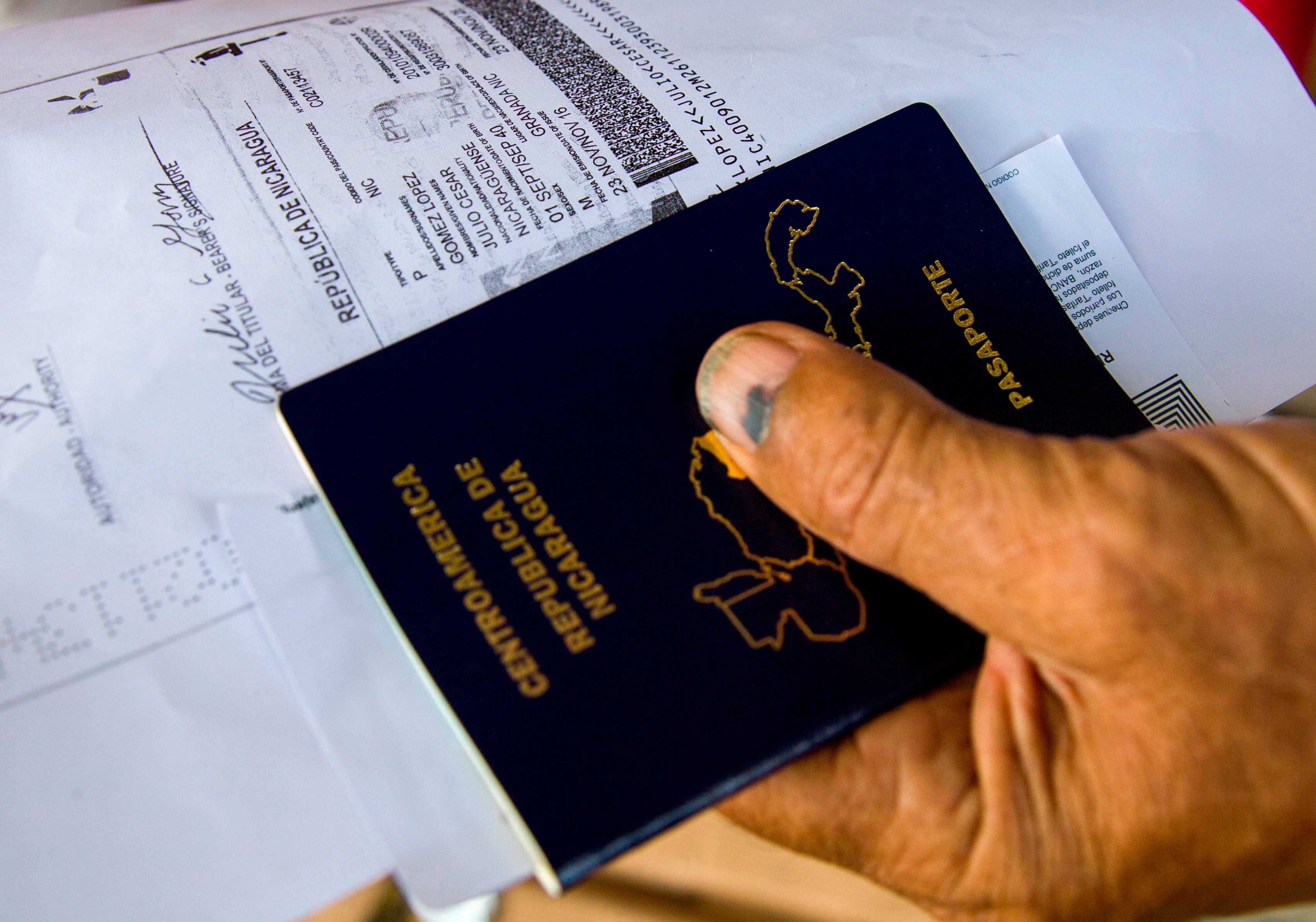 Fotografía de archivo de un pasaporte de un ciudadano nicaragüense. EFE/Jorge Torres/Archivo