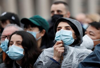 La gente se reúne en