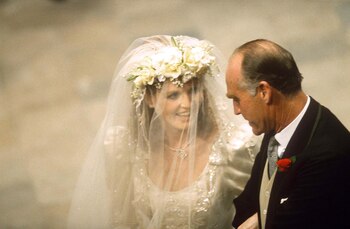 Sarah lució una corona floral y una tiara de diamantes, parte de la colección real de la Reina Isabel II