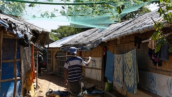 Mueren tres niños por un corrimiento de tierra en una escuela de un campo de refugiados rohingya