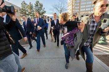 Chrystina Page, a la derecha,