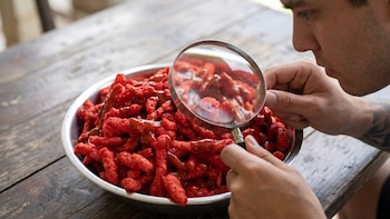 Cuándo será seguro comer papas picantes que poseen colorante Rojo 3 con potencial cancerígeno