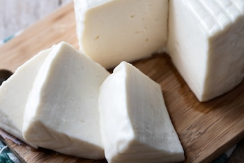 Queso fresco cortado en rodajas (Magnific)