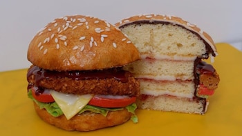 Una torta hiperrealista con forma de hamburguesa. (Instagram: the_bakeking)