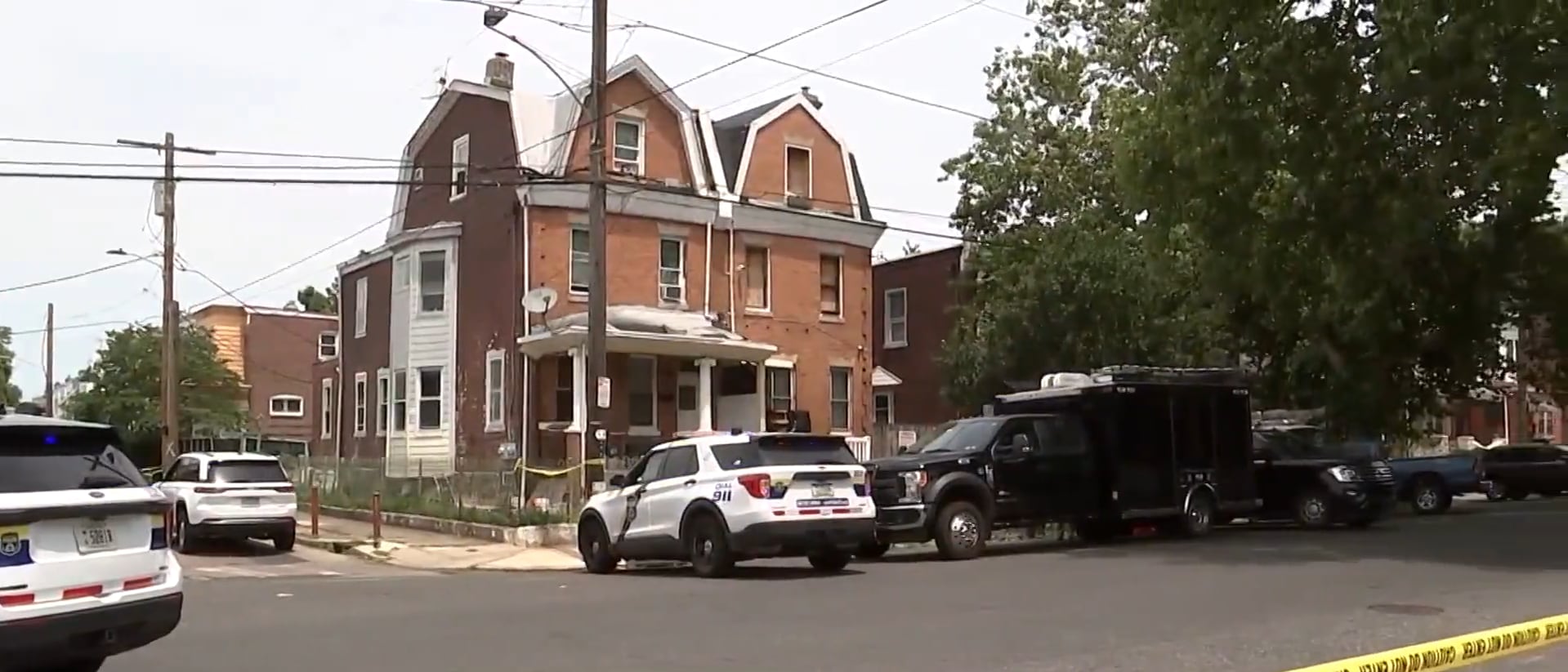 El FBI y la Policía de Filadelfia comenzaron el desmontaje selectivo de una vivienda en el barrio de Olney vinculada con siete mujeres desaparecidas (Captura CBS News)