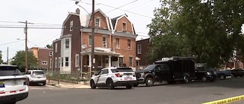 El FBI y la Policía de Filadelfia comenzaron el desmontaje selectivo de una vivienda en el barrio de Olney vinculada con siete mujeres desaparecidas (Captura CBS News)
