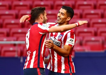 Luis Suarez celebrando con Saul