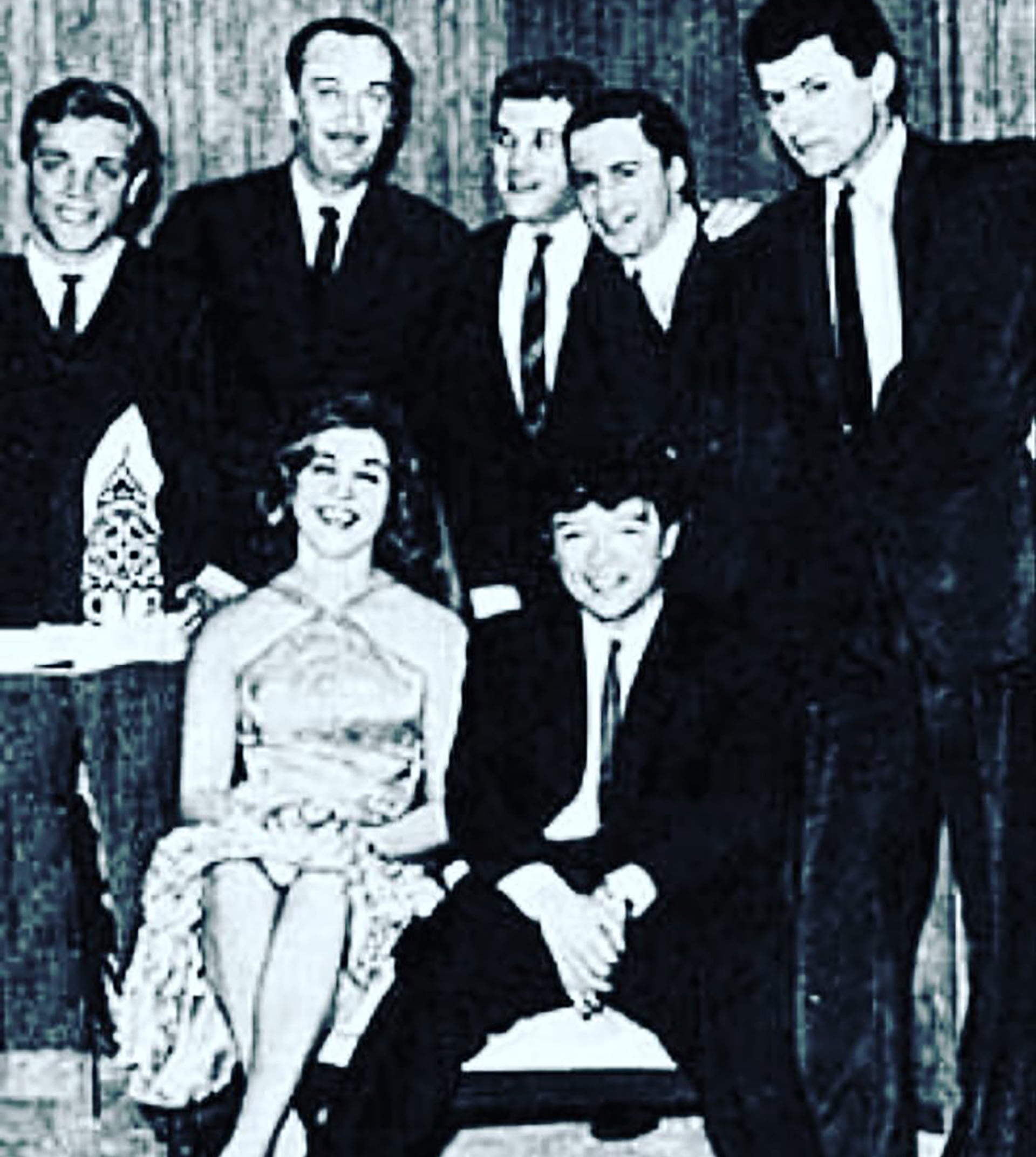 Mediados de los '60, Johnny Tedesco, Nicky Jones, Violeta Rivas, Palito Ortega, Chico Novarro y Lalo Fransen junto a Antonio Carrizo en los días del Club del Clan