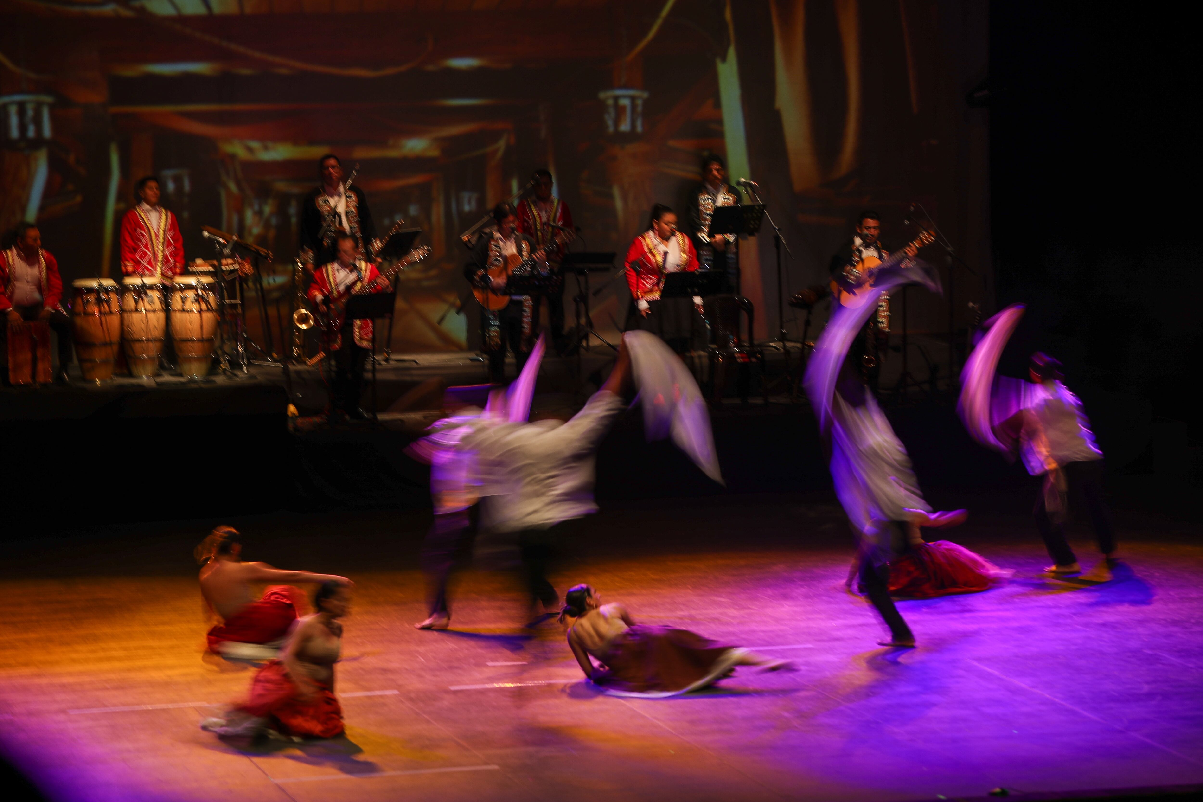 Fotografía de la presentación del elenco nacional de folclor de Perú con