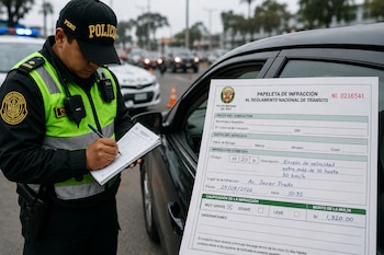 Un efectivo policial escribe sobre una libreta junto a un vehículo y un formulario impreso de papeleta de infracción