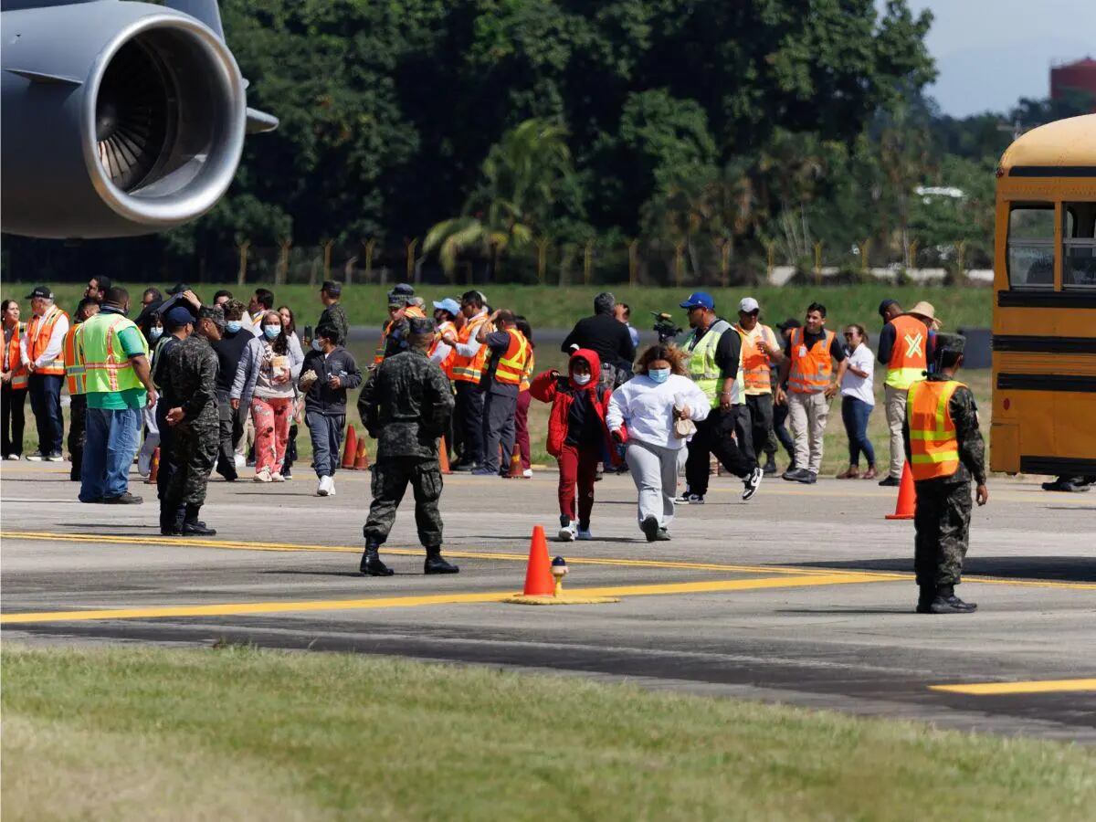 El flujo constante de vuelos de repatriación cada semana exige coordinación interinstitucional y protocolos reforzados en San Pedro Sula. (cortesía)