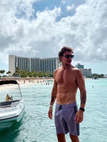 El actor, luciendo su traje