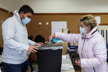 Una mujer con una máscara protectora emite su voto durante las elecciones generales de Portugal en Lisboa, Portugal. REUTERS/Rodrigo Antunes